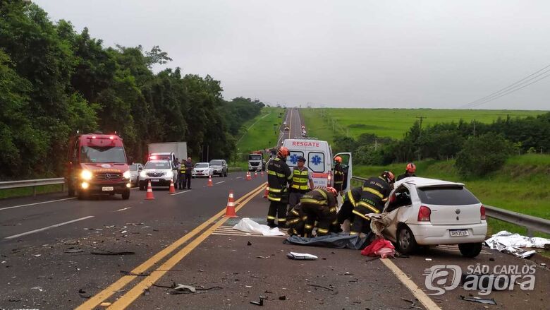 Foto 4 de 13 — Colisão frontal na SP-318 deixa 4 mortos na região