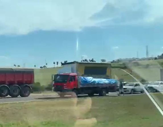Vídeo mostra congestionamento da Washington Luís após acidente de carreta