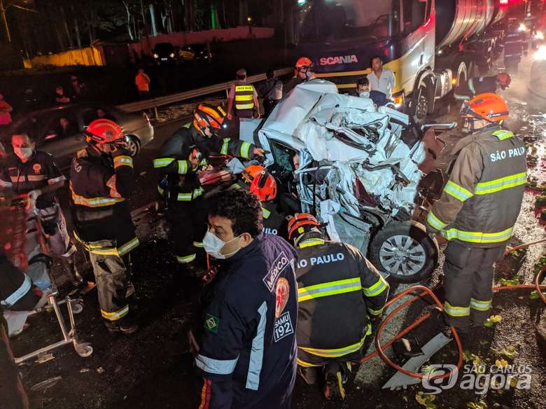 Foto 17 de 19 — Engavetamento entre 8 veículos deixa vários feridos e Bombeiros fazem resgate dramático