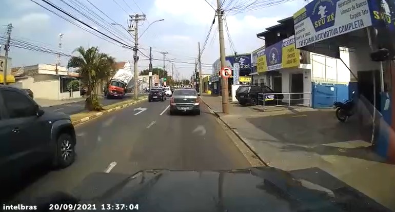 Vídeo mostra exato momento que caminhão tomba na Alameda Paulista