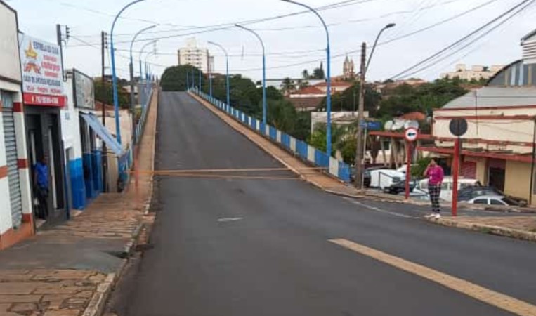 Pontilhão da 22 de agosto é interditado por conta de ataque de abelhas em Araraquara