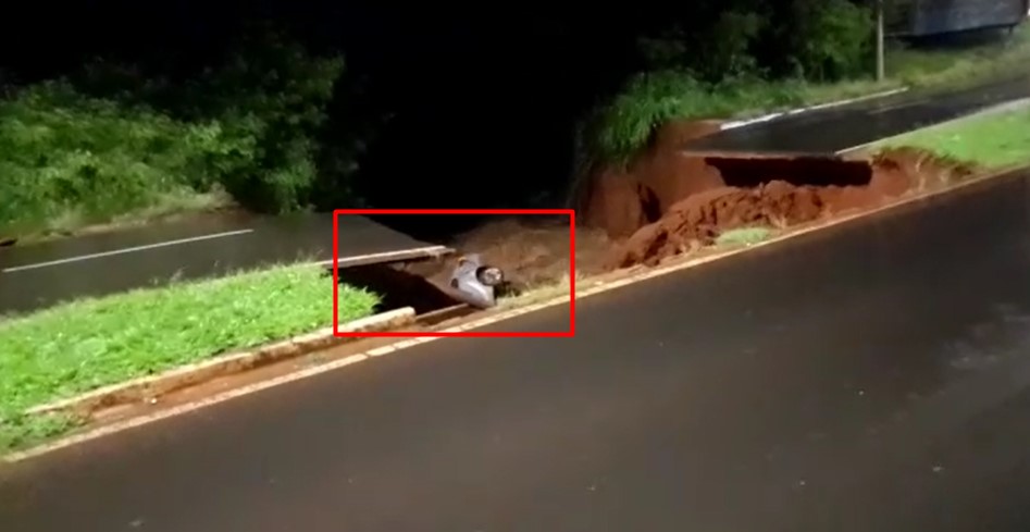 URGENTE: Video mostra carro engolido por cratera na Avenida 36