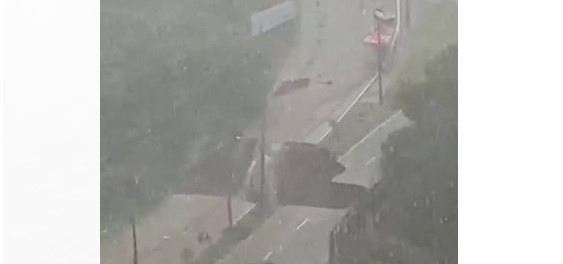 Cratera da 36 aumenta e vira cachoeira com nova chuva em Araraquara
