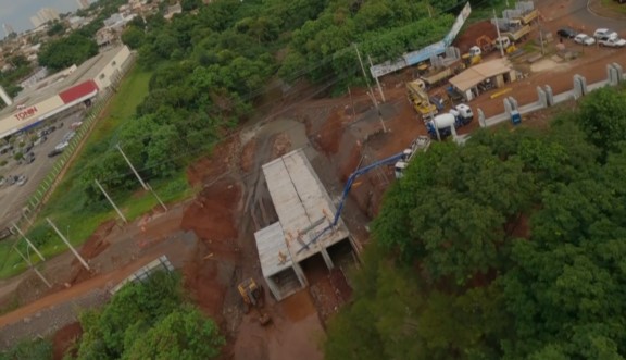 Piloto de drone sobrevoa buraco da Avenida 36; veja como estão as obras
