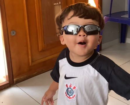 Vídeo: bebê de Araraquara viraliza ao pedir e pular "Poropopó" do Corinthians
