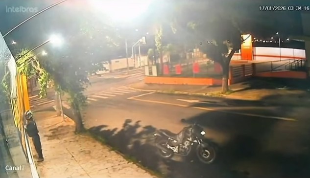 Vídeo flagra criminoso ateando fogo em concessionária de Araraquara; assista