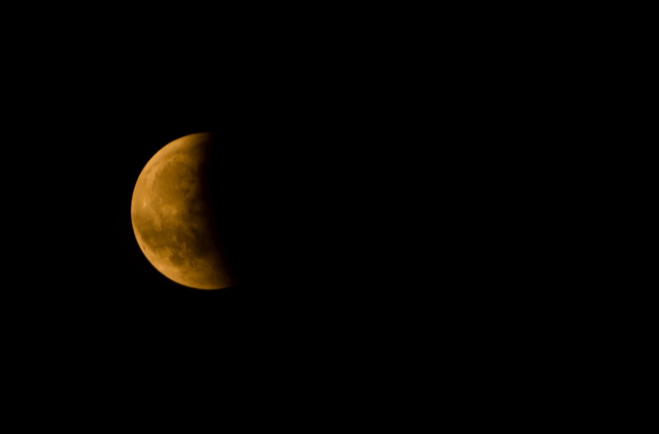 Eclipse lunar parcial acontece neste sábado (28); será possível vê-lo?