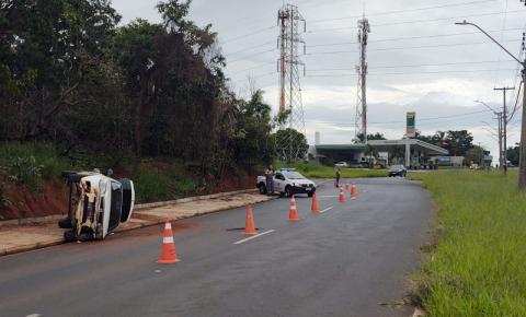Motorista perde controle e capota veículo na entrada do bairro Maria Luiza
